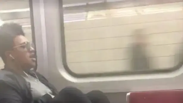 נוסע שם רגליים על המושב נוסע שם רגליים על המושב