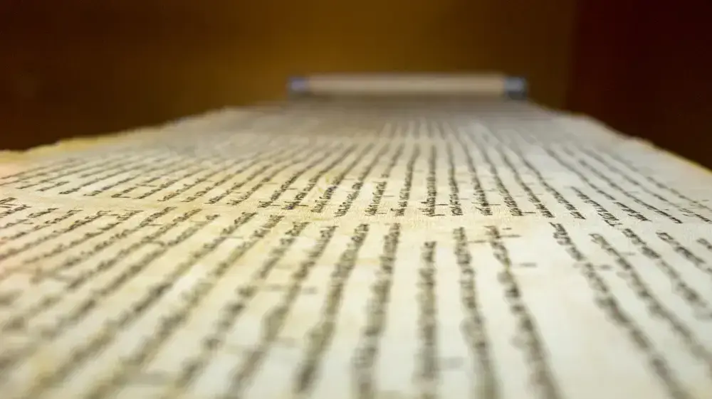 אילוטסטרציה של מגילה יהודית עתיקה