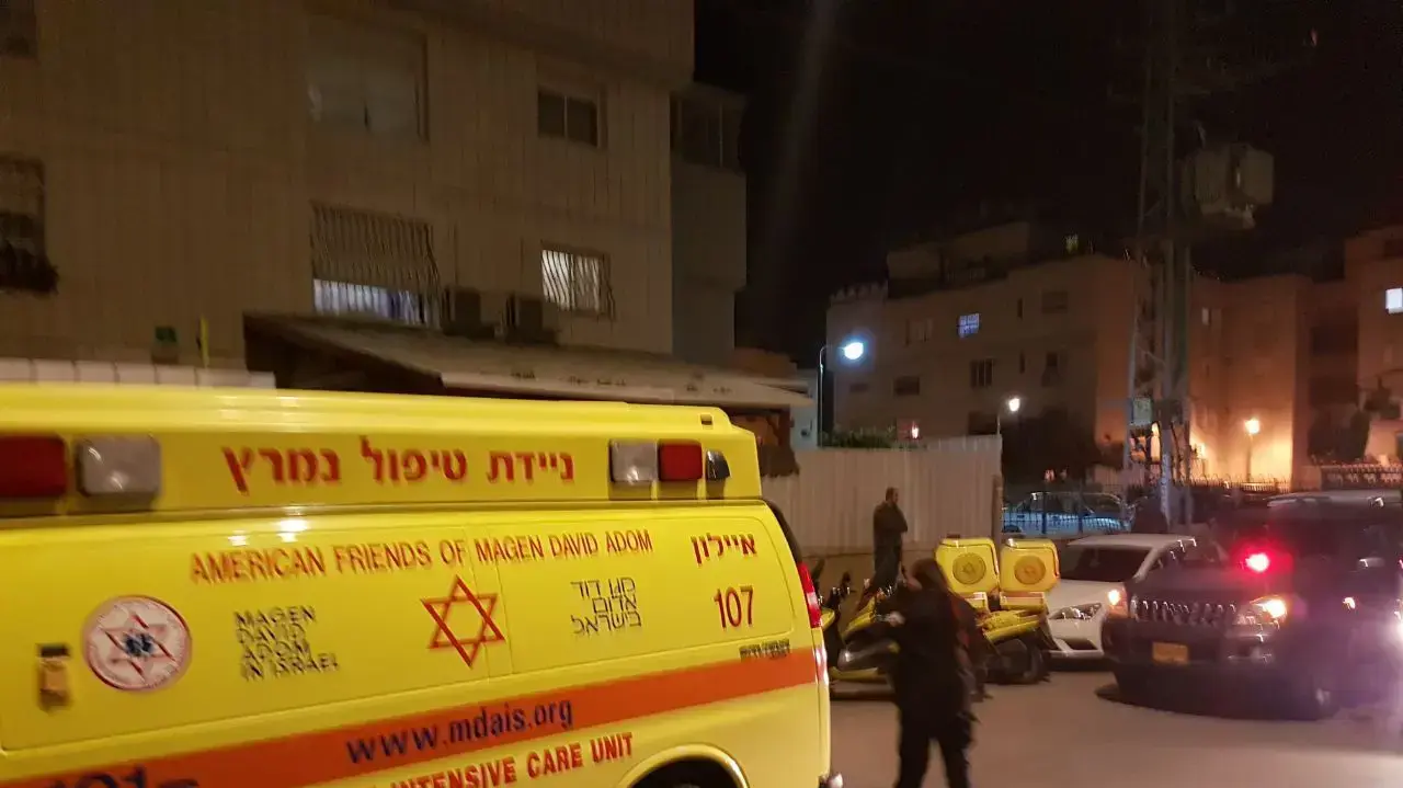 אמבולנס בזירת קטטה בלוד בה נרצח איש כבן 50 , 5 במרץ 2017 אמבולנס בזירת קטטה בלוד בה נרצח איש כבן 50 , 5 במרץ 2017