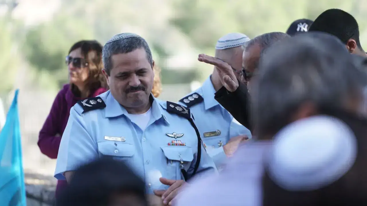מפכ"ל המשטרה רוני אלשיך באזכרתו של האלוף וראש המוסד לשעבר מאיר דגן, 5 במרץ 2017 מפכ"ל המשטרה רוני אלשיך באזכרתו של האלוף וראש המוסד לשעבר מאיר דגן, 5 במרץ 2017
