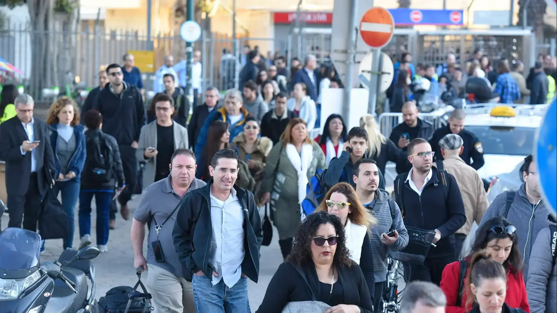 נוסעים בתחנת הרכבת סבידור מרכז תל אביב 6 מרץ 2017 נוסעים בתחנת הרכבת סבידור מרכז תל אביב 6 מרץ 2017