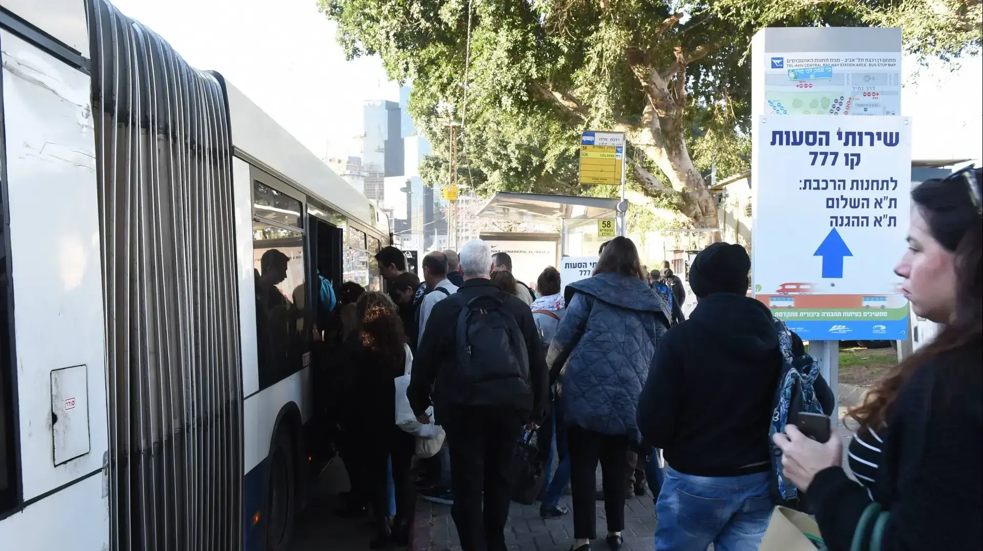 נוסעים בתחנת הרכבת סבידור מרכז תל אביב 6 מרץ 2017 נוסעים בתחנת הרכבת סבידור מרכז תל אביב 6 מרץ 2017