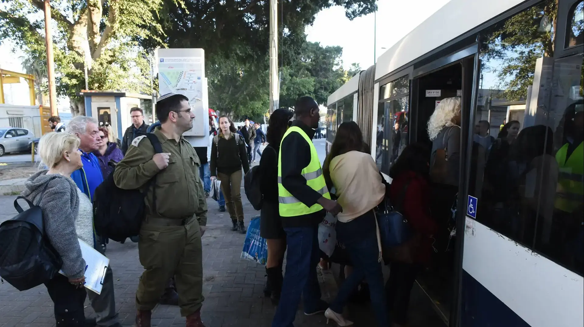 נוסעים בתחנת הרכבת סבידור מרכז תל אביב 6 מרץ 2017
