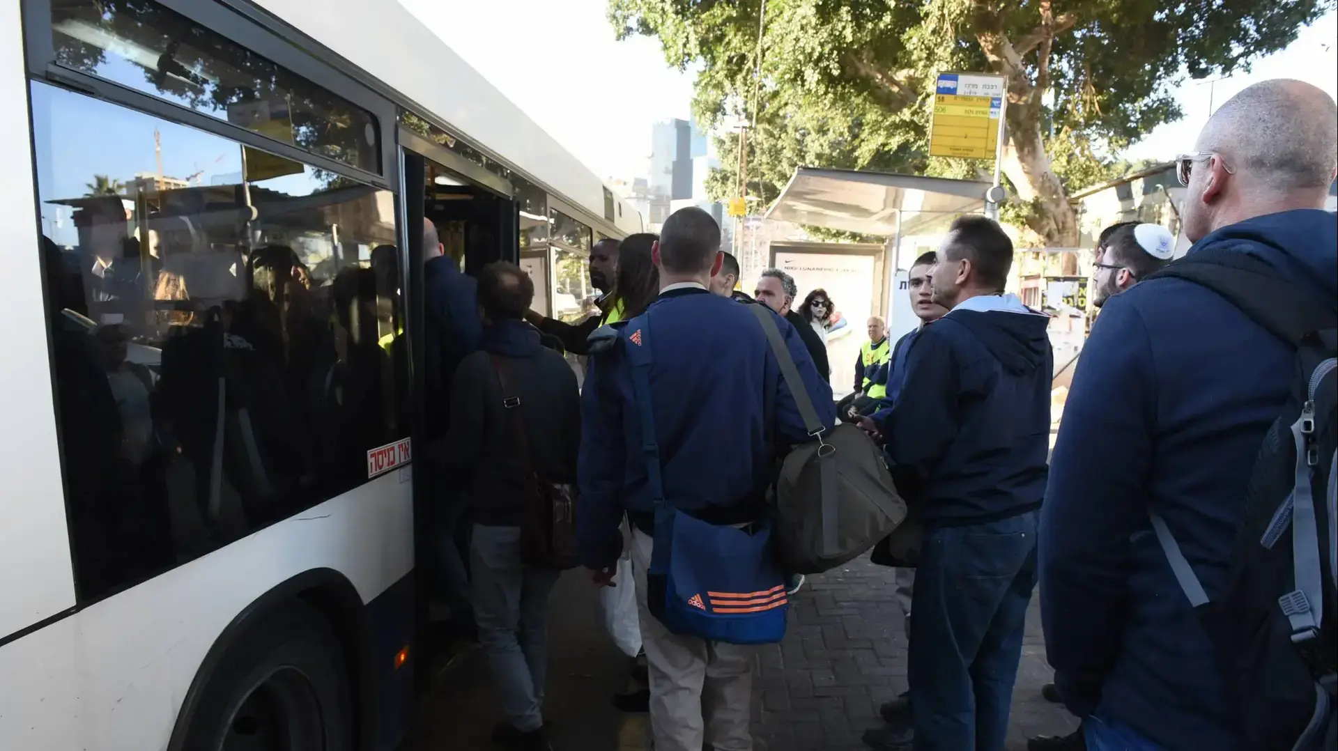 נוסעים בתחנת הרכבת סבידור מרכז תל אביב 6 מרץ 2017 נוסעים בתחנת הרכבת סבידור מרכז תל אביב 6 מרץ 2017