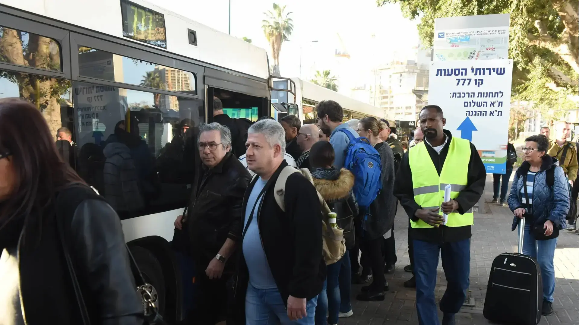 נוסעים בתחנת הרכבת סבידור מרכז תל אביב 6 מרץ 2017 נוסעים בתחנת הרכבת סבידור מרכז תל אביב 6 מרץ 2017