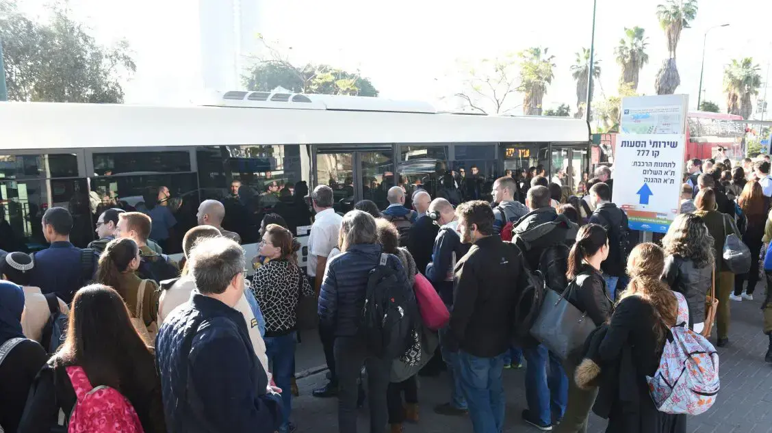 נוסעים בתחנת הרכבת סבידור מרכז, תל אביב. 6 מרץ 2017 נוסעים בתחנת הרכבת סבידור מרכז, תל אביב. 6 מרץ 2017