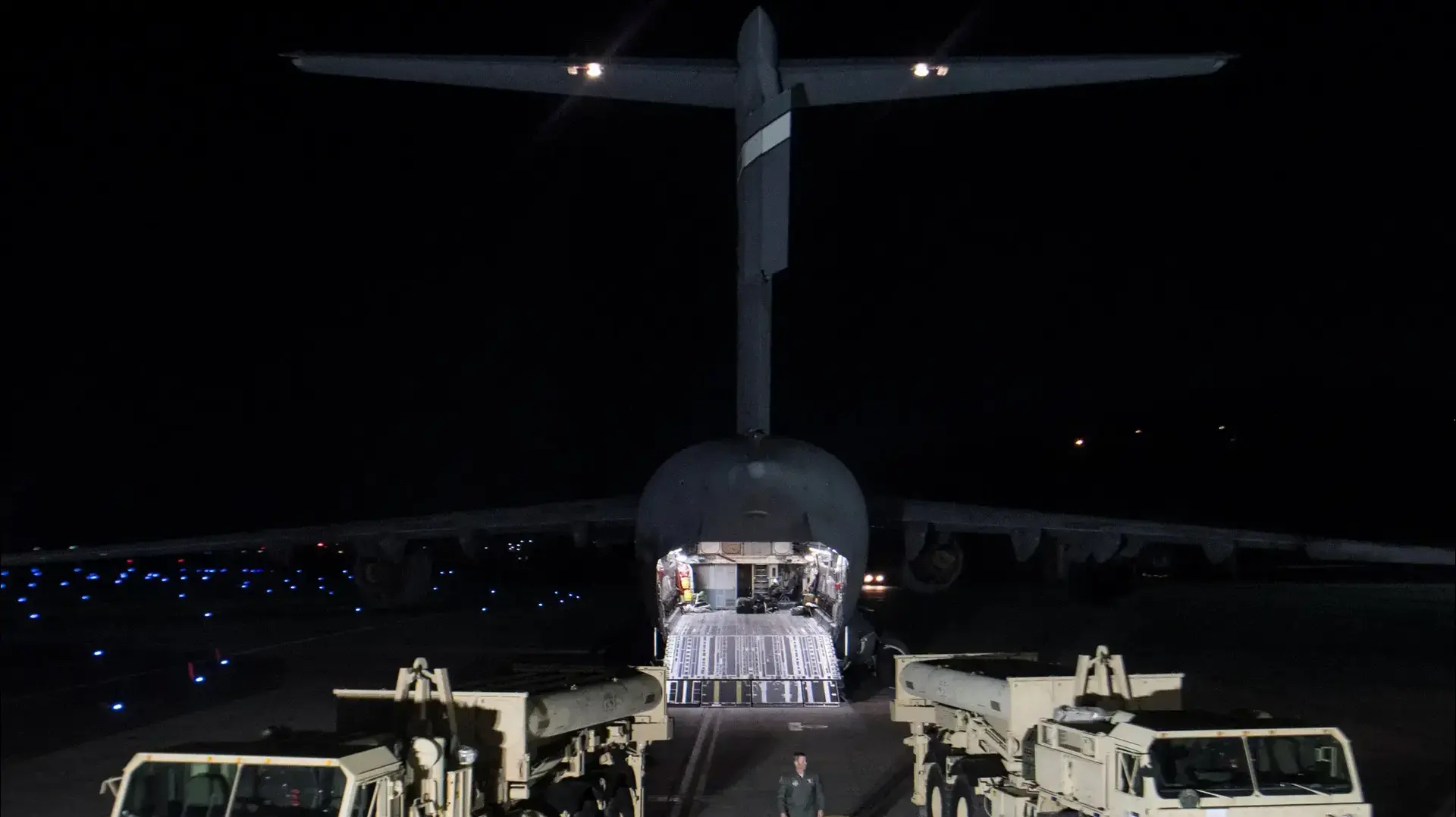מערכת הגנה מפני טילים THAAD של ארצות הברית מגיעים לבסיס חיל האוויר אוסאן בפיונגטאק, קוריאה הדרומית, 7 במרץ 2017 מערכת הגנה מפני טילים THAAD של ארצות הברית מגיעים לבסיס חיל האוויר אוסאן בפיונגטאק, קוריאה הדרומית, 7 במרץ 2017
