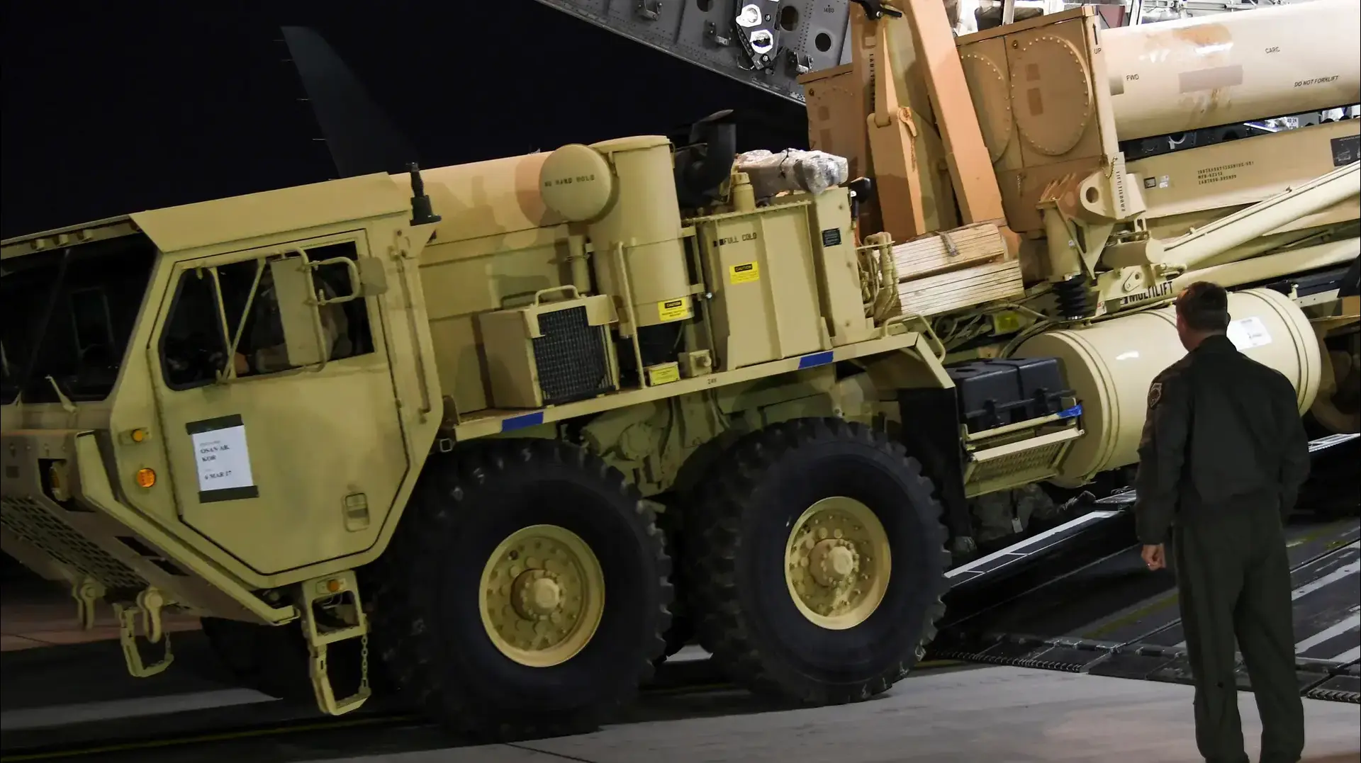 מערכת הגנה מפני טילים THAAD של ארצות הברית מגיעים לבסיס חיל האוויר אוסאן בפיונגטאק, קוריאה הדרומית, 7 במרץ 2017 מערכת הגנה מפני טילים THAAD של ארצות הברית מגיעים לבסיס חיל האוויר אוסאן בפיונגטאק, קוריאה הדרומית, 7 במרץ 2017