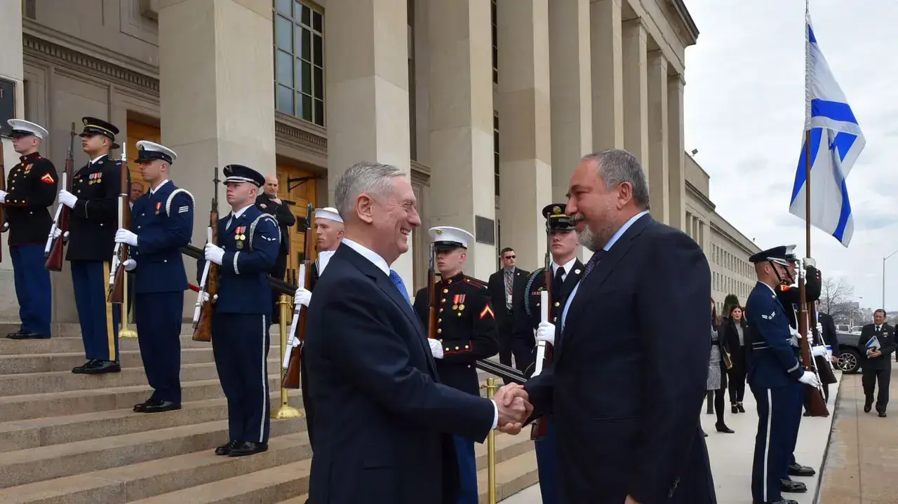 פגישת שר הביטחון אביגדור ליברמן עם מזכיר ההגנה הגנרל ג?יימס מאטיס, פנטגון, וושינגטון. מרץ 2017 פגישת שר הביטחון אביגדור ליברמן עם מזכיר ההגנה הגנרל ג?יימס מאטיס, פנטגון, וושינגטון. מרץ 2017