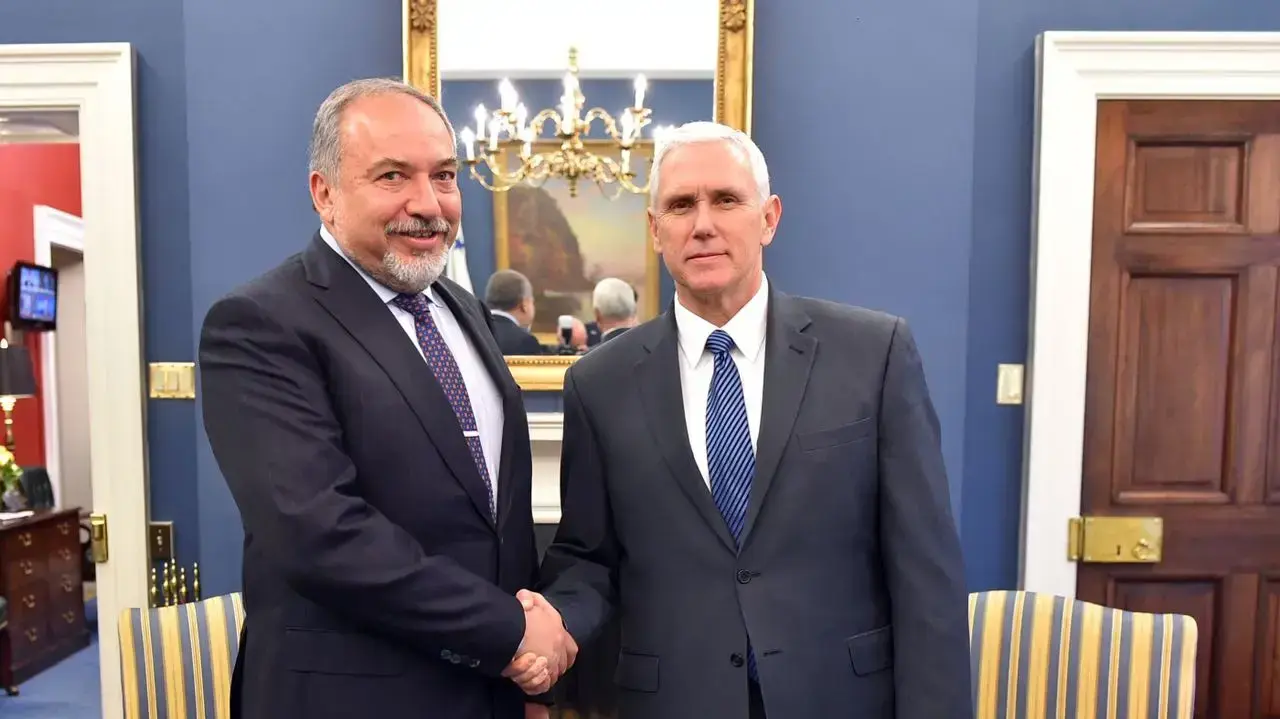 שר הביטחון אביגדור ליברמן וסגן נשיא ארה"ב מייק פנס בפגישתם בבית הלבן, 8 במרץ 2017 שר הביטחון אביגדור ליברמן וסגן נשיא ארה"ב מייק פנס בפגישתם בבית הלבן, 8 במרץ 2017