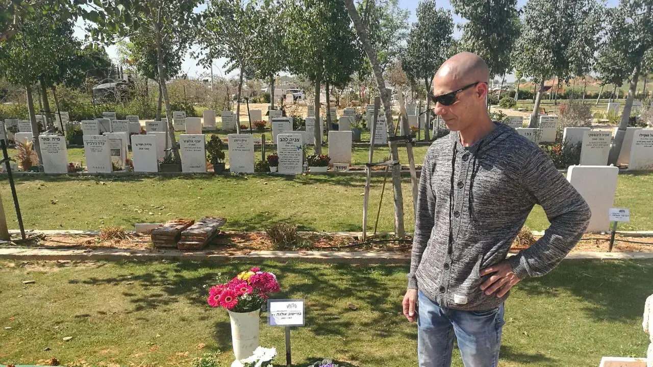 אילן יהודה בהלוויתה של אולגה בוריסוב, שהואשמה בהריגת בנה, בית העלמין "מנוחה נכונה", כפר סבא. מרץ 2017 אילן יהודה בהלוויתה של אולגה בוריסוב, שהואשמה בהריגת בנה, בית העלמין "מנוחה נכונה", כפר סבא. מרץ 2017