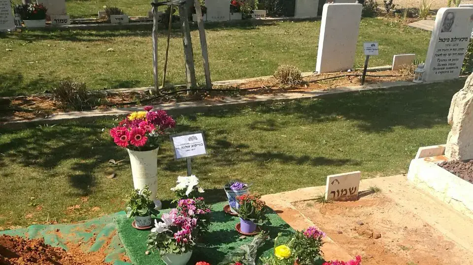 אילן יהודה בהלוויתה של אולגה בוריסוב, שהואשמה בהריגת בנה, בית העלמין "מנוחה נכונה", כפר סבא. מרץ 2017 אילן יהודה בהלוויתה של אולגה בוריסוב, שהואשמה בהריגת בנה, בית העלמין "מנוחה נכונה", כפר סבא. מרץ 2017