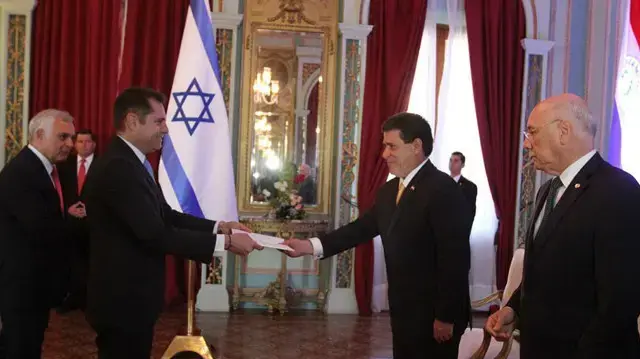 שגריר ישראל בפרגוואי גיא לוי מציג את כתב האמנה שלו לנשיא, אסונסיון, יולי 2015 שגריר ישראל בפרגוואי גיא לוי מציג את כתב האמנה שלו לנשיא, אסונסיון, יולי 2015