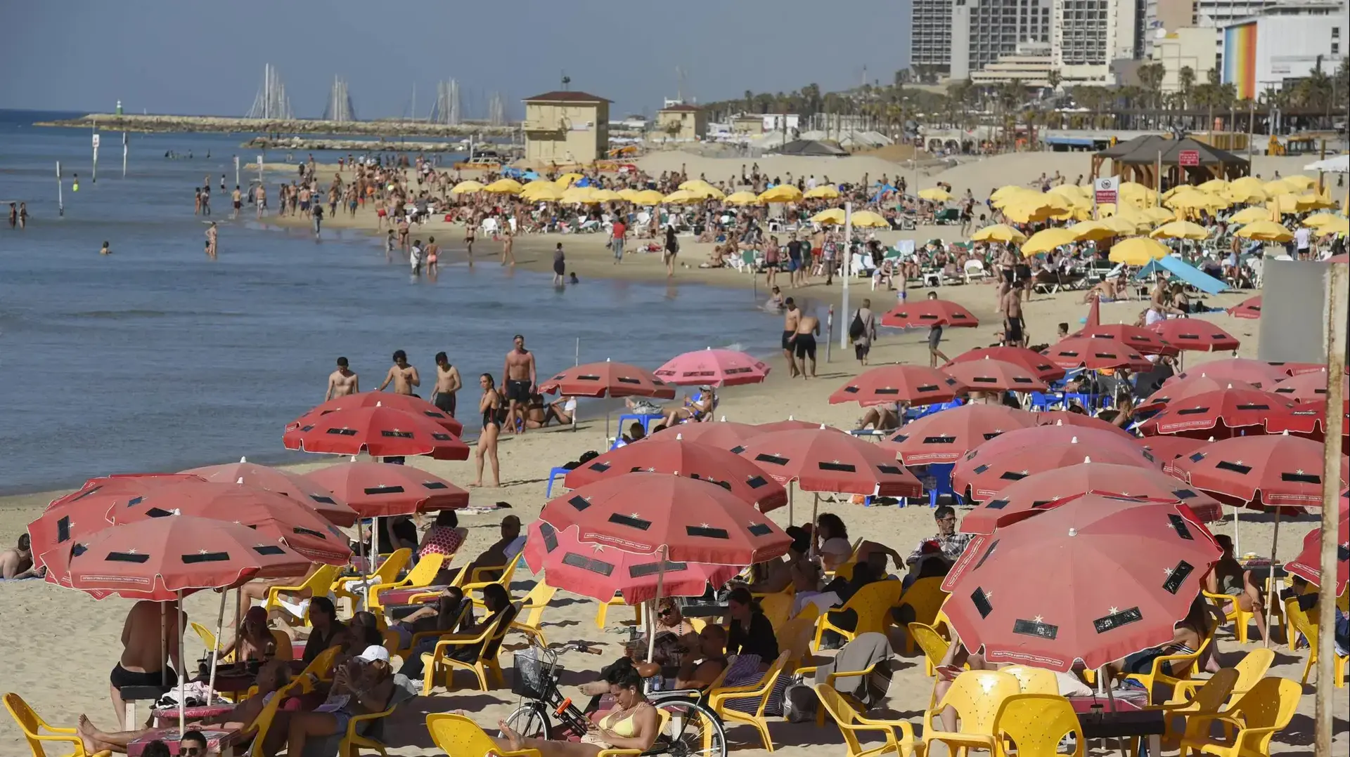 מבלים בחוף הים גורדון, תל אביב. 9 במרץ 2017 מבלים בחוף הים גורדון, תל אביב. 9 במרץ 2017