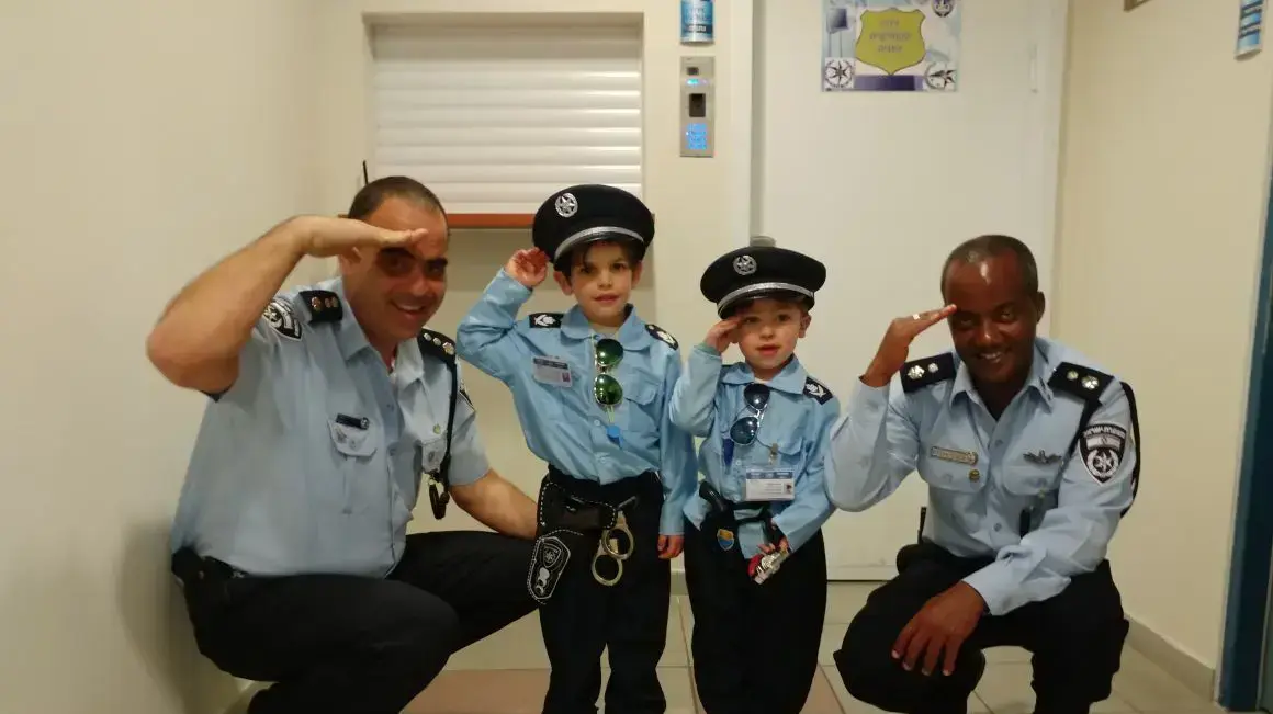מפקד תחנת משטרת נתניה וסגנו ערכו סיור ל"שוטרים" מחופשים, 10 במרץ 2017