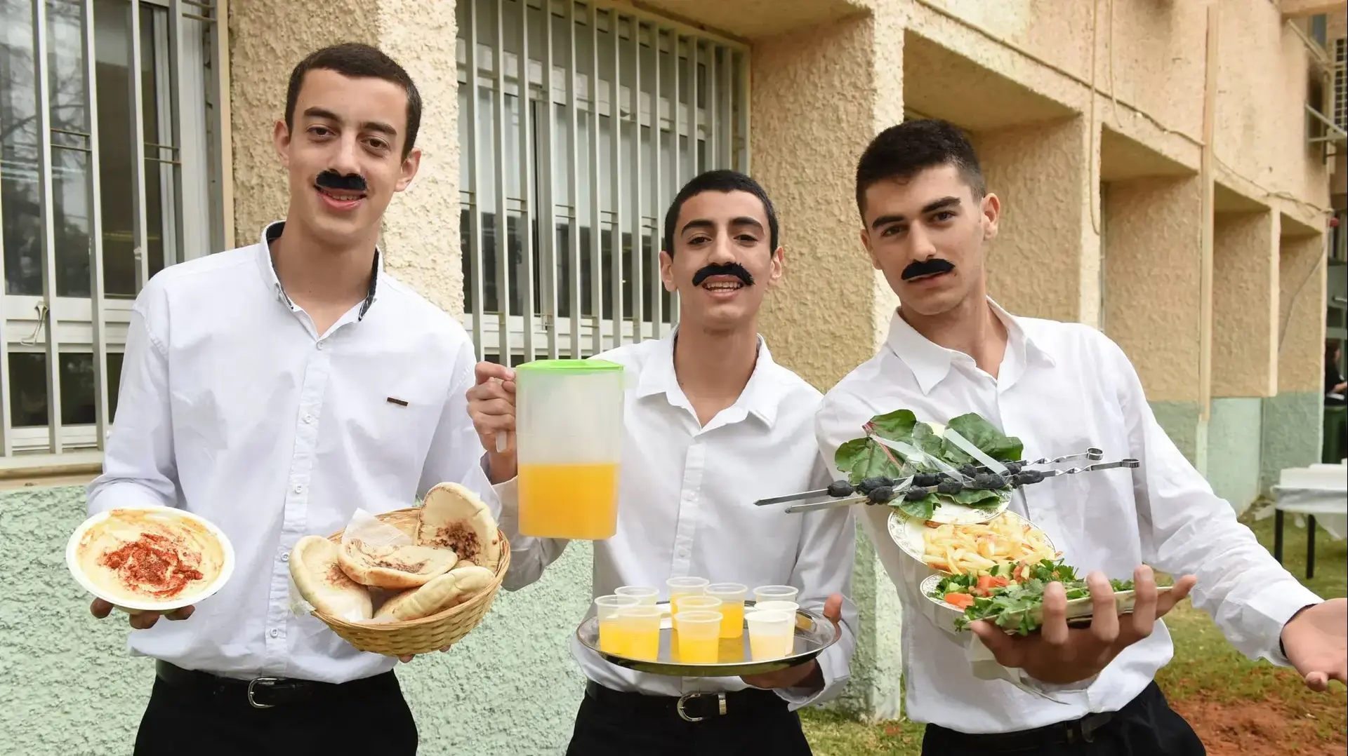 ילדים מחופשים בבית ספר תיכון בן צבי בקריית אונו, פורים 2017