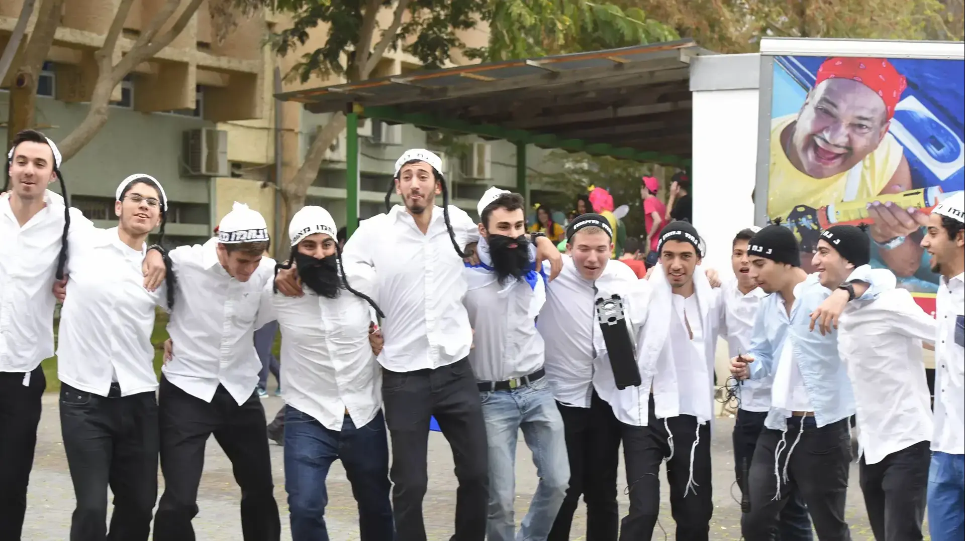 ילדים מחופשים בבית ספר תיכון בן צבי בקריית אונו, פורים 2017