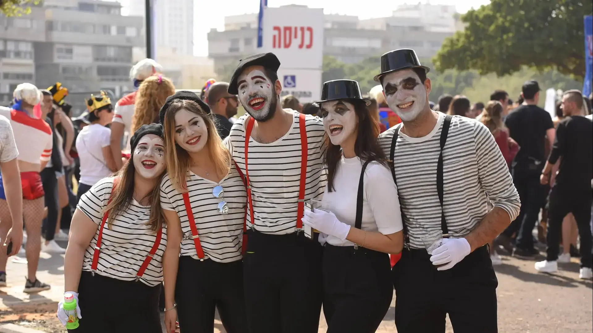 שלל תחפושות - רבבות חוגגים השתתפו במסיבת פורים ענקית בכיכר המדינה בתל אביב, 10 במרץ 2017 שלל תחפושות - רבבות חוגגים השתתפו במסיבת פורים ענקית בכיכר המדינה בתל אביב, 10 במרץ 2017