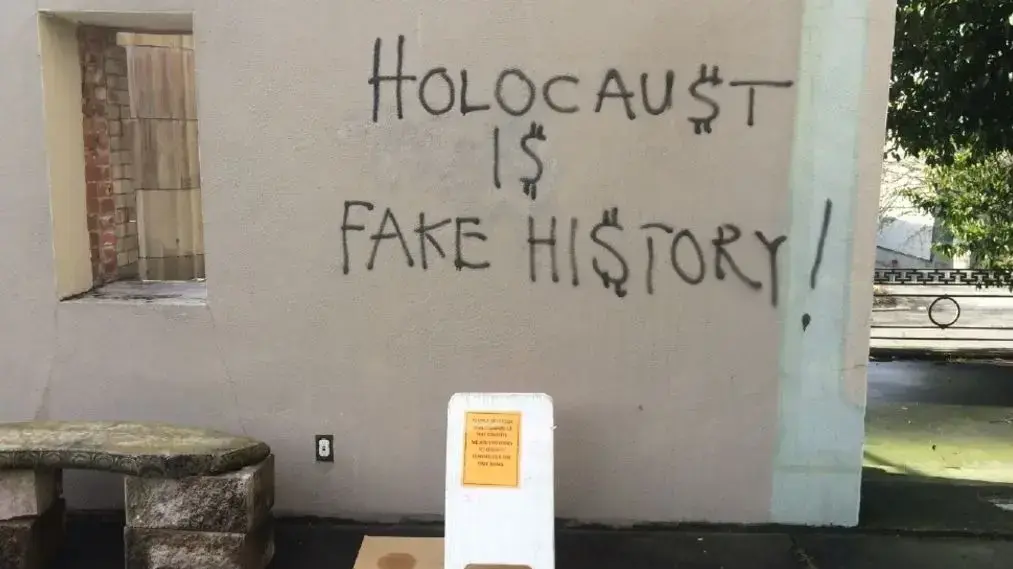 כתובת "השואה היא זיוף היסטורי" שרוססה על בית הכנסת "הירש סיני" בסיאטל. 10 במרץ 29017