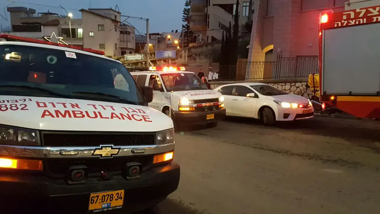 אמבולנס ליד בניין בו נפלו ונלכדו שלושה צעירים בנצרת, 12 במרץ 2017