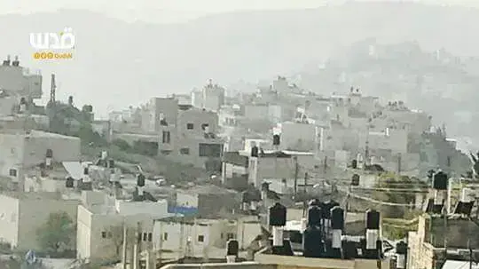 כוחות משטרה פשטו על ביתו של מחבל שביצע פיגוע דקירה, ג'בל מוכבר, מרץ 2017 כוחות משטרה פשטו על ביתו של מחבל שביצע פיגוע דקירה, ג'בל מוכבר, מרץ 2017