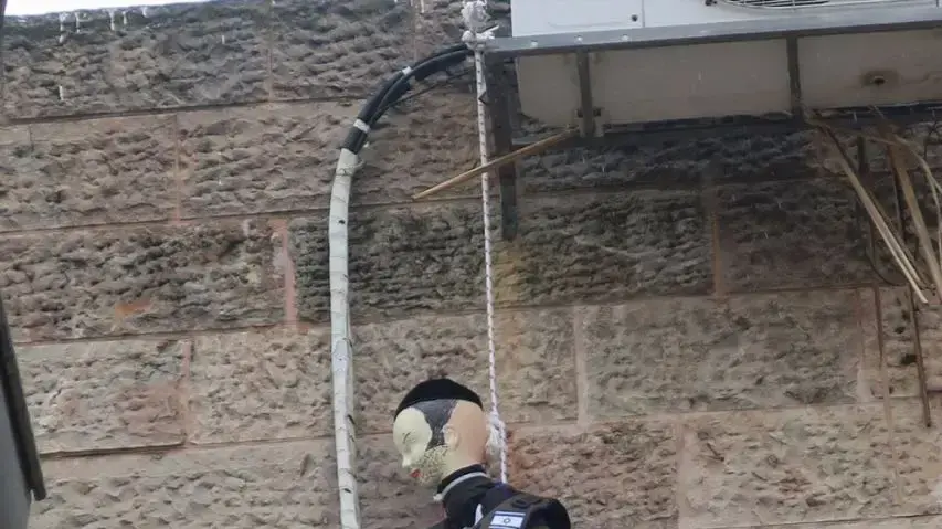 תושבים במאה שערים בירושלים תלו בובות של חיילים חרדים במקום של המן הרשע, 13 במרץ 2017 תושבים במאה שערים בירושלים תלו בובות של חיילים חרדים במקום של המן הרשע, 13 במרץ 2017