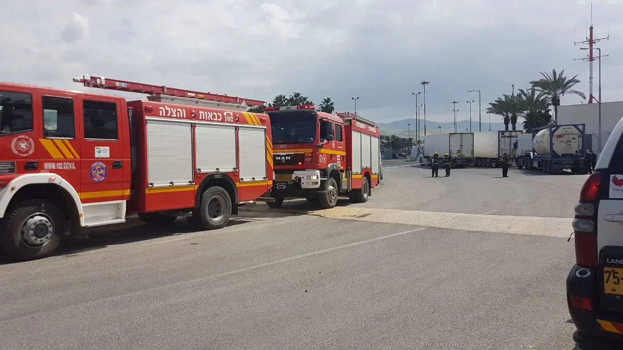כבאיות ליד מוקד זליגתו של חומר מסוכן שנשפך ממיכלית בנהר הירדן סמוך לבית שאן, 13 במרץ 2017