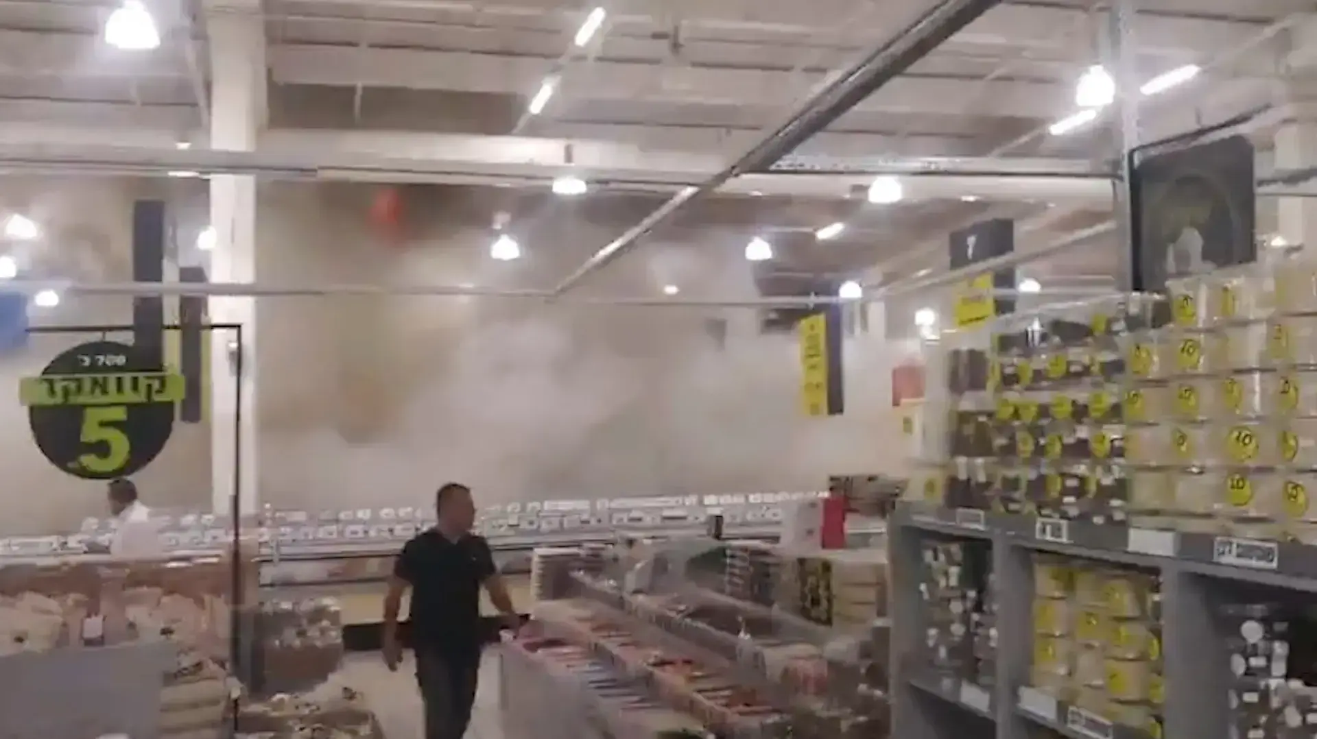 שריפה בסופרמרקט 'יש חסד', קיבוץ בארות יצחק. 13 במרץ 2017 שריפה בסופרמרקט 'יש חסד', קיבוץ בארות יצחק. 13 במרץ 2017