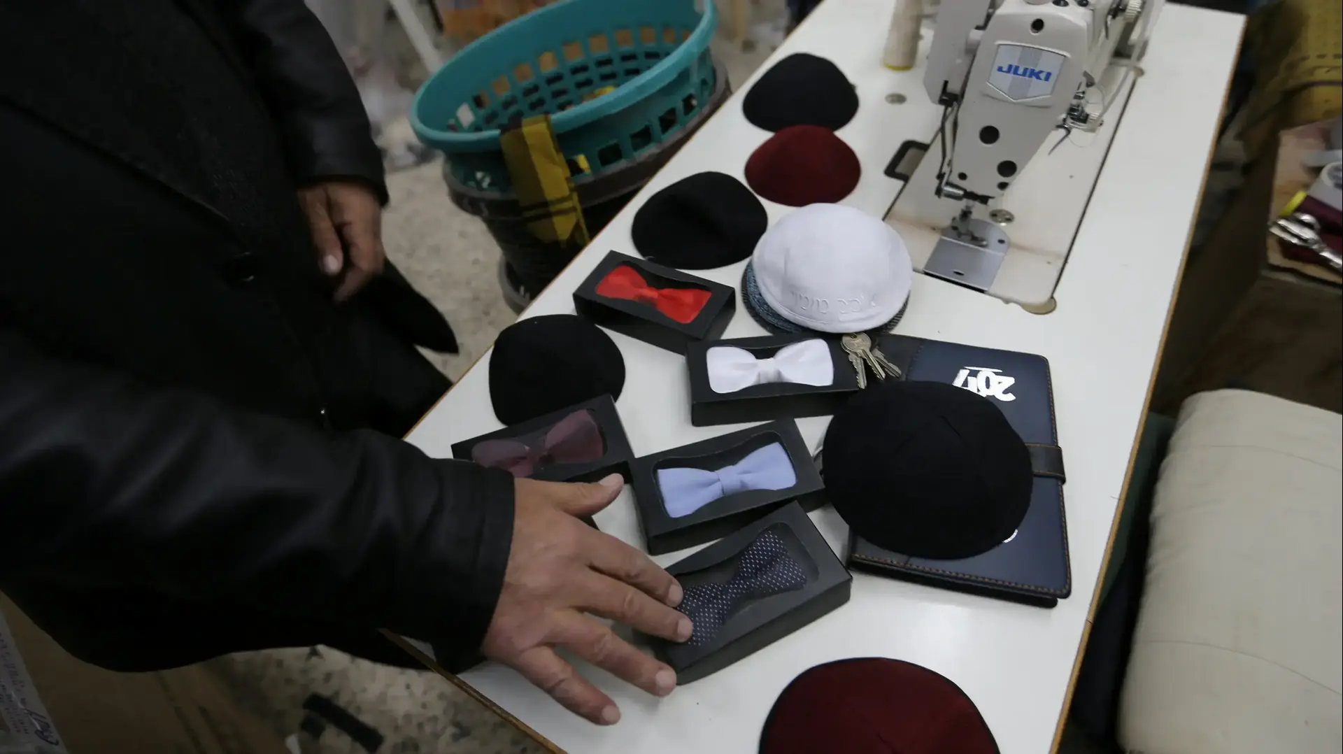 מפעל ברצועת עזה תופר כיפות ליהודים בישראל, מרץ 2017 מפעל ברצועת עזה תופר כיפות ליהודים בישראל, מרץ 2017