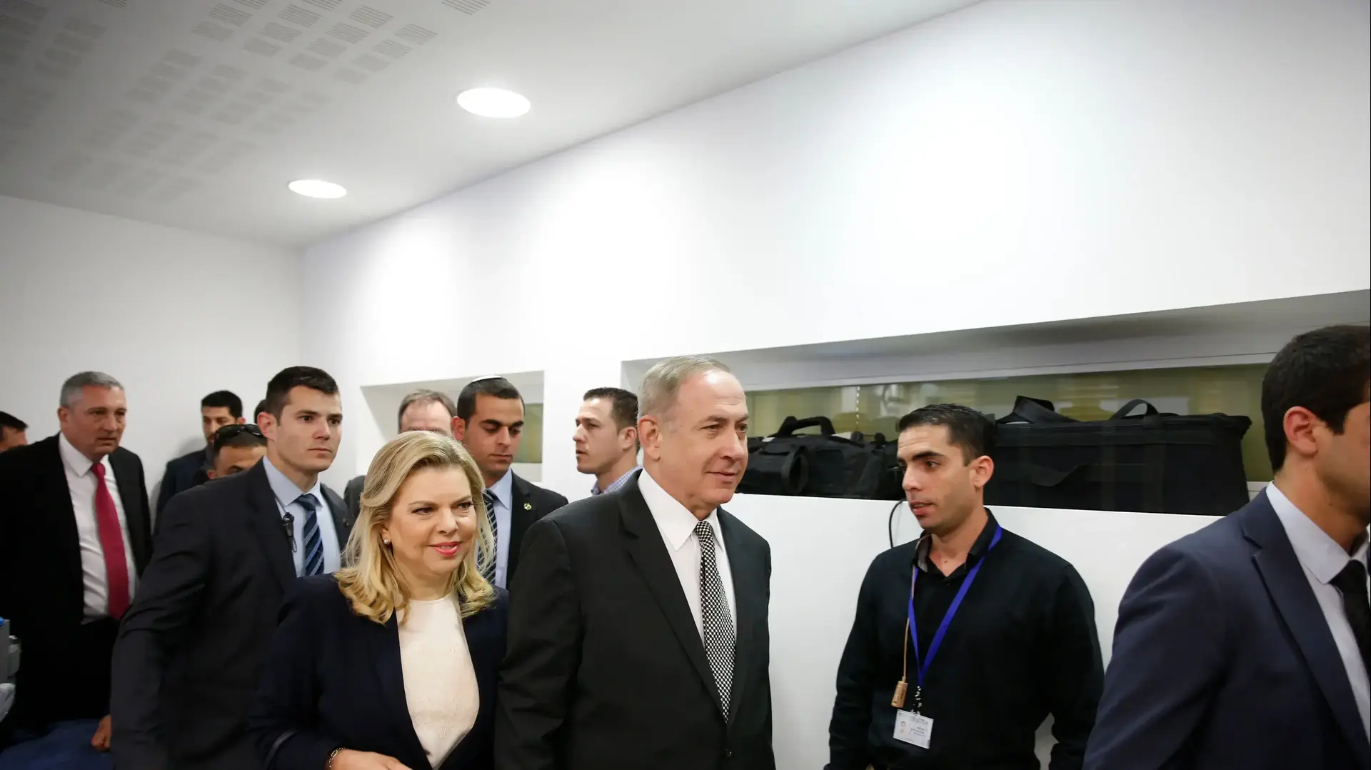 ראש הממשלה בנימין נתניהו ורעייתו שרה בדיון בתיק נגד העיתונאי יגאל סרנה, בית משפט השלום תל אביב, 14 במרץ 2017