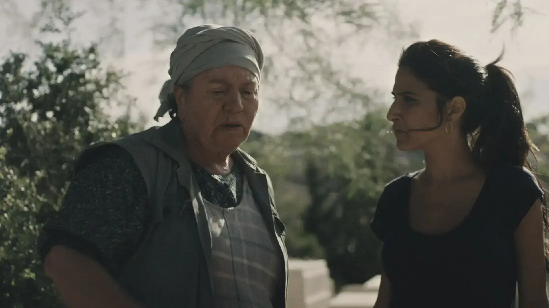 תיקי דיין ומגי אזרזר בסדרה "בתולות" תיקי דיין ומגי אזרזר בסדרה "בתולות"
