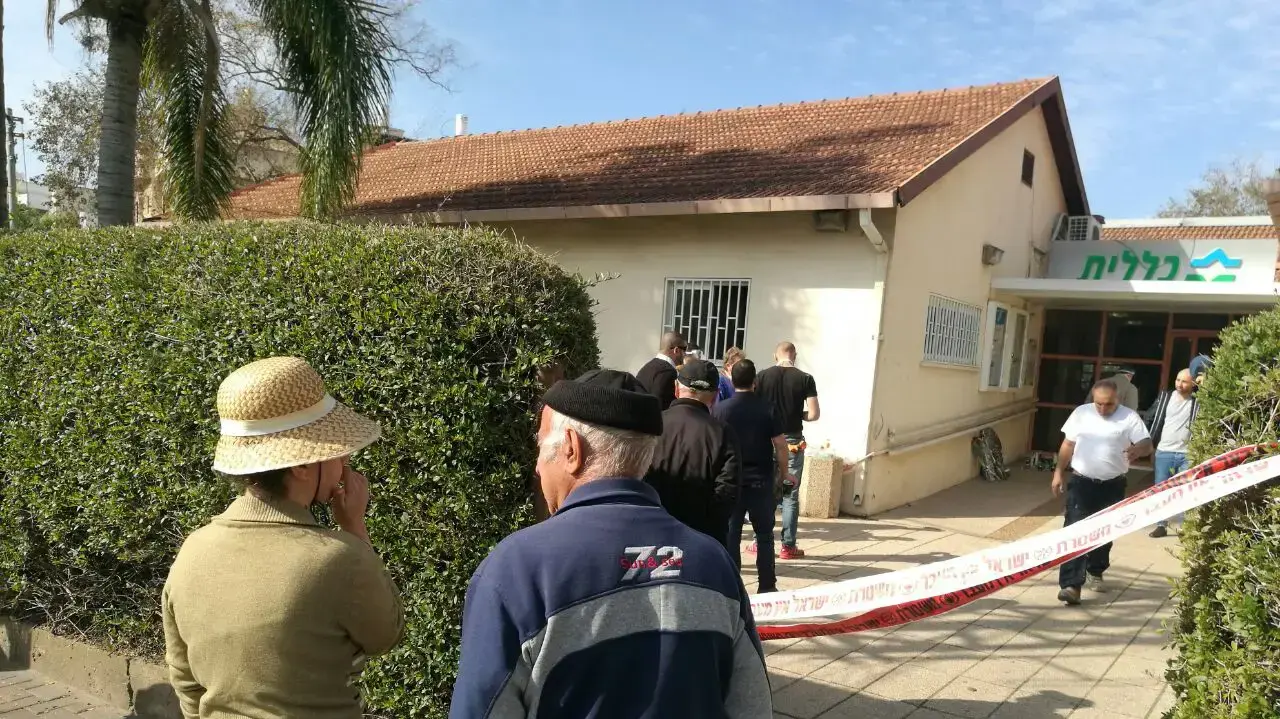 סניף קופת חולים כללית בה נרצחה אתמול טובה קררו, חולון. 15 במרץ 2017 סניף קופת חולים כללית בה נרצחה אתמול טובה קררו, חולון. 15 במרץ 2017