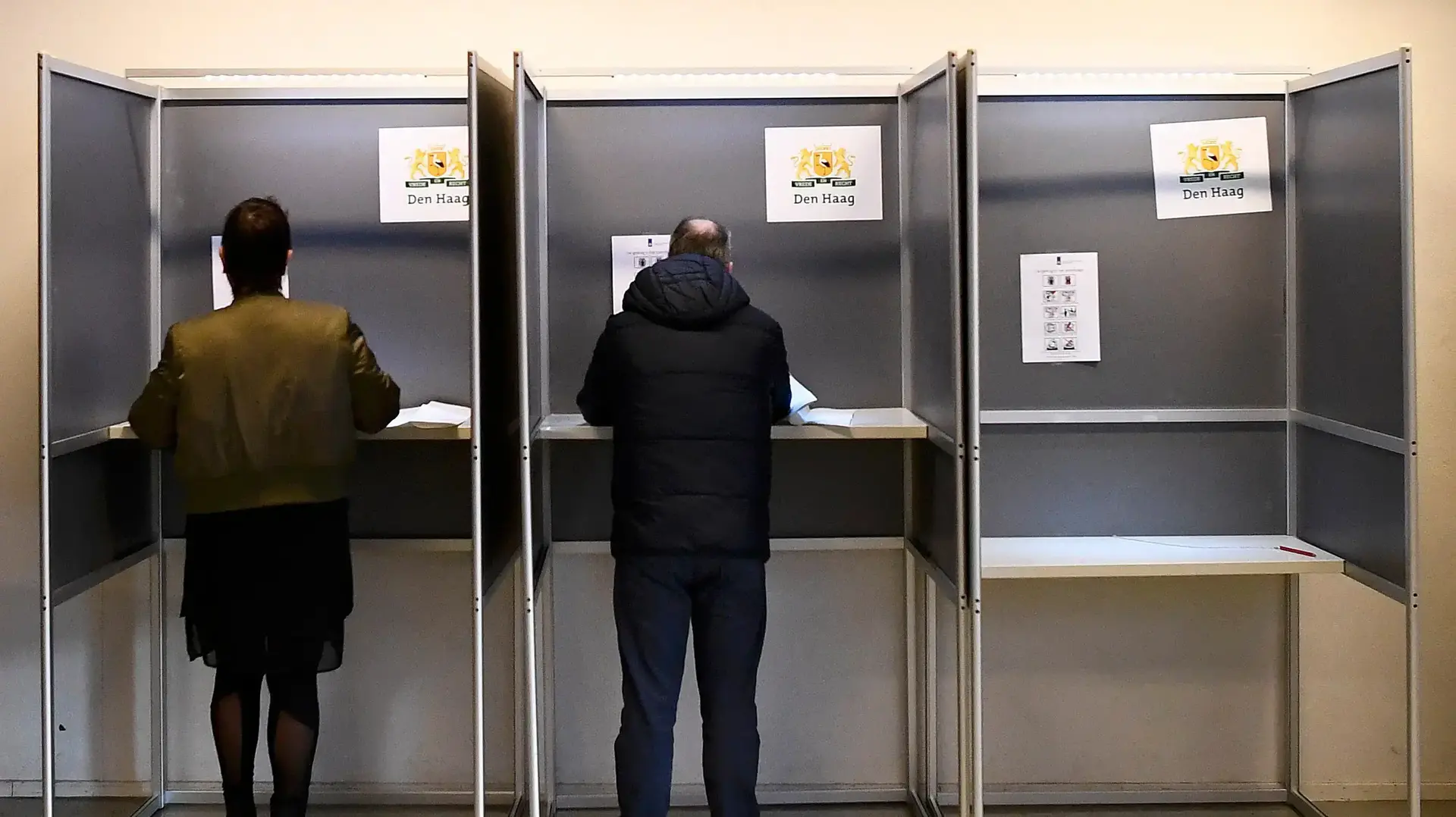 אזרחים בעיר דן האג בהולנד מצביעים בקלפי בבחירות לפרלמנט, מרץ 2017 אזרחים בעיר דן האג בהולנד מצביעים בקלפי בבחירות לפרלמנט, מרץ 2017