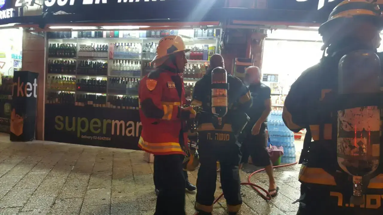 כבאים מחוץ למלונית 'שלומציון' ברחוב שלמה המלך סמוך לממילא. 15 במרץ 2017 כבאים מחוץ למלונית 'שלומציון' ברחוב שלמה המלך סמוך לממילא. 15 במרץ 2017
