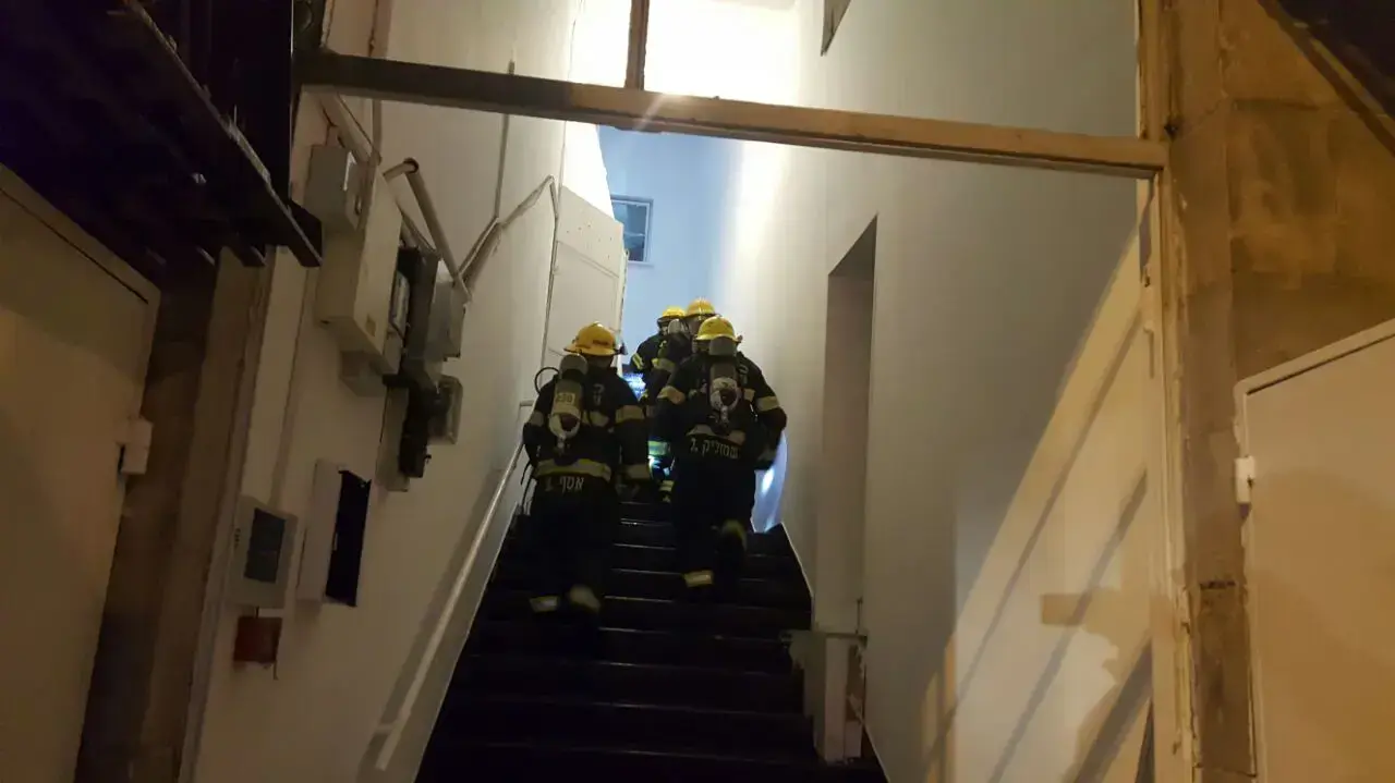 כבאים מחוץ למלונית 'שלומציון' ברחוב שלמה המלך סמוך לממילא. 15 במרץ 2017 כבאים מחוץ למלונית 'שלומציון' ברחוב שלמה המלך סמוך לממילא. 15 במרץ 2017