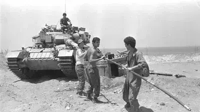 חיילים מנקים טנק בשלום הגליל חיילים מנקים טנק בשלום הגליל