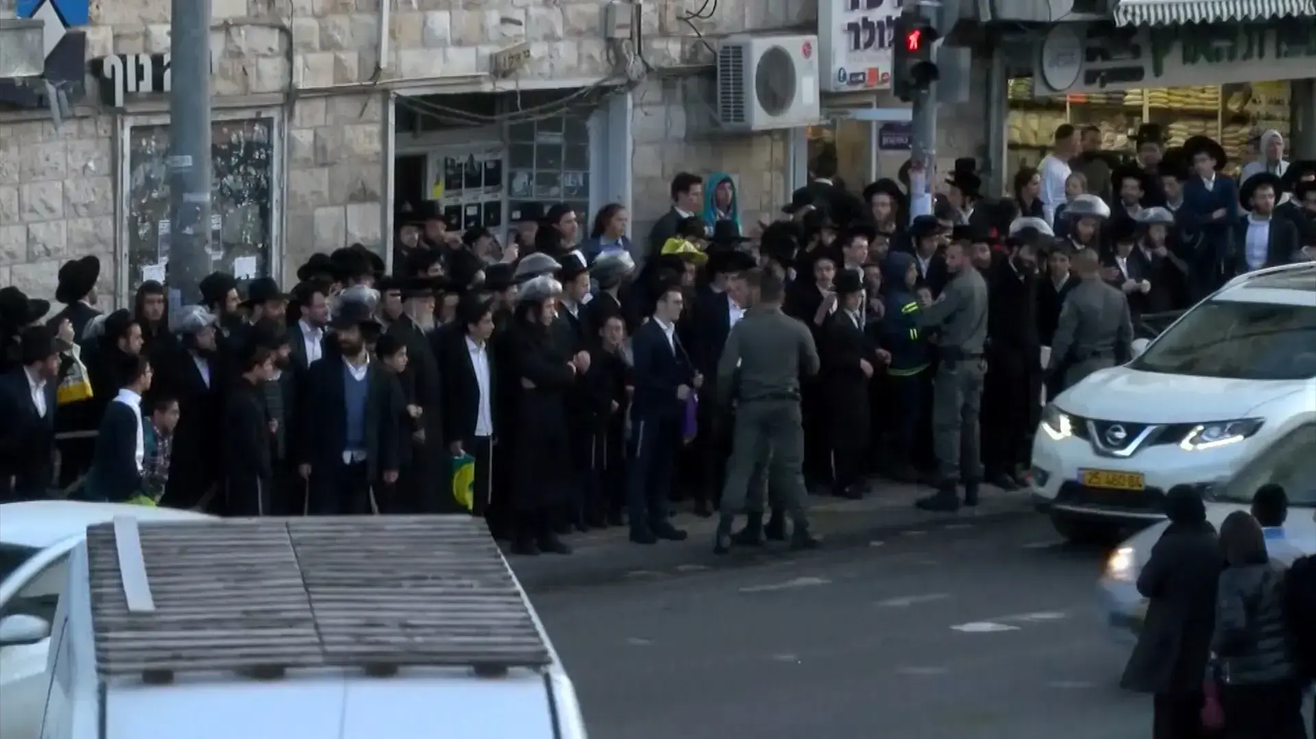 הפגנת חרדים על מעצר חייל חרדי עריק. צומת בר אילן, ירושלים. מרץ 2017 הפגנת חרדים על מעצר חייל חרדי עריק. צומת בר אילן, ירושלים. מרץ 2017