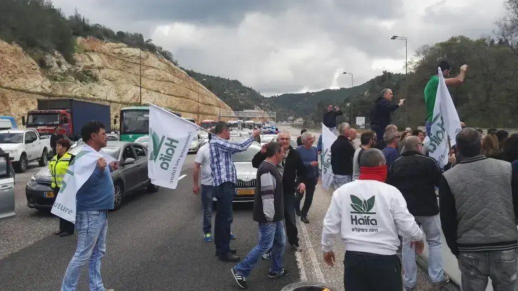 עובדי 'חיפה כימיקלים' חוסמים את כביש 1 במחלף שער הגיא. 16 במרץ 2017 עובדי 'חיפה כימיקלים' חוסמים את כביש 1 במחלף שער הגיא. 16 במרץ 2017