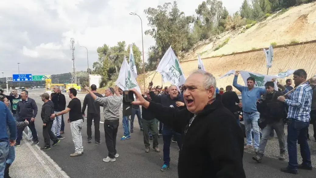 עובדי 'חיפה כימיקלים' חוסמים את כביש 1 במחלף שער הגיא. 16 במרץ 2017 עובדי 'חיפה כימיקלים' חוסמים את כביש 1 במחלף שער הגיא. 16 במרץ 2017