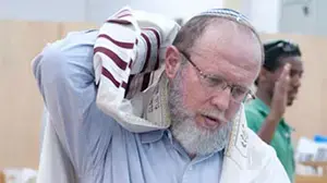 הרב אלי סדן, מייסד וראש מכינה קדם צבאית בני דוד שביישוב עלי שבשומרון בתפילת מינחה, מאי 2011 הרב אלי סדן, מייסד וראש מכינה קדם צבאית בני דוד שביישוב עלי שבשומרון בתפילת מינחה, מאי 2011