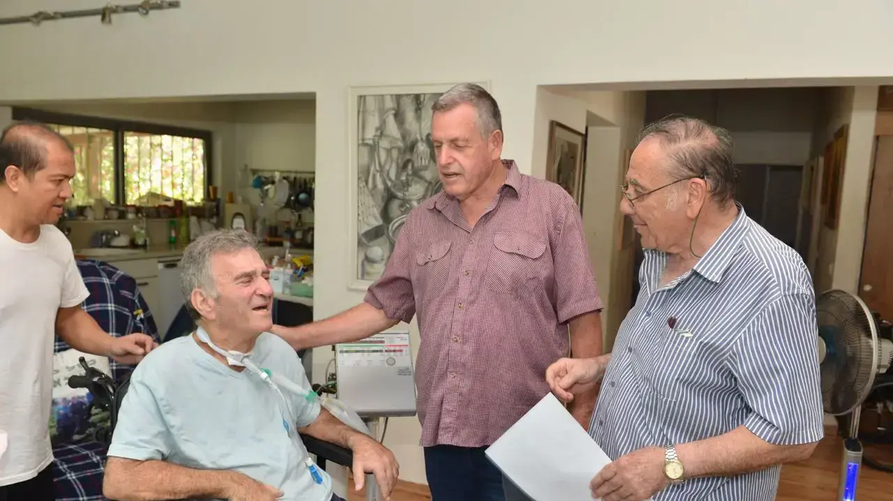 צביקה לוי הידוע כאבא של החיילים הבודדים מקבל הודעה על זכייה בפרס העמק 2016 צביקה לוי הידוע כאבא של החיילים הבודדים מקבל הודעה על זכייה בפרס העמק 2016