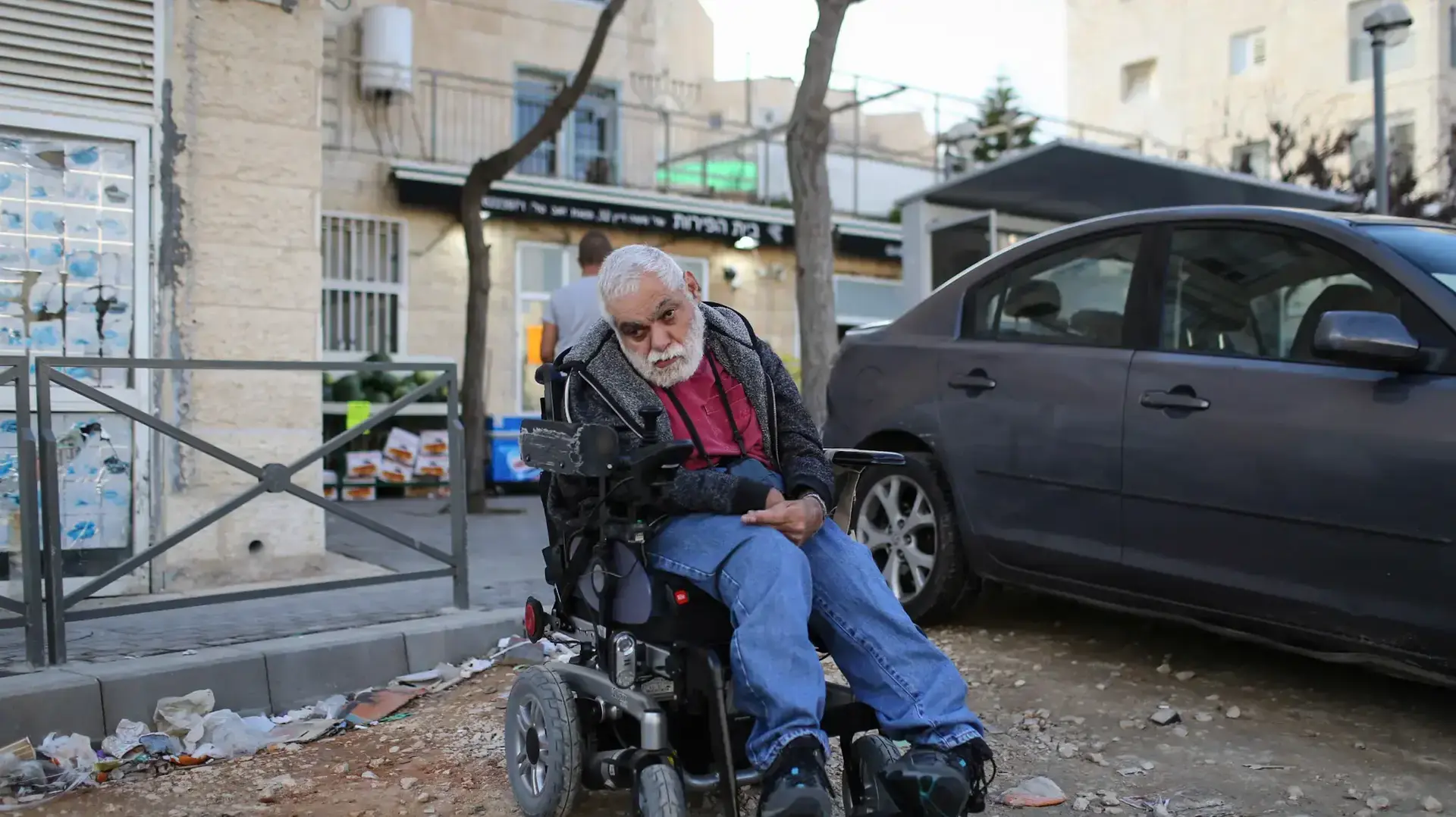 אריק בלעיש נכה המתגורר בשדרות משה דיין בירושלים וחנייתו נלקחה ממנו בשל שיפוצים ברחובו, 16 במרץ 2017 אריק בלעיש נכה המתגורר בשדרות משה דיין בירושלים וחנייתו נלקחה ממנו בשל שיפוצים ברחובו, 16 במרץ 2017