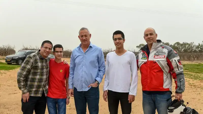 הרמטכ"ל לשעבר בני גנץ יחד עם שני נערים חולי סרטן, מרץ 2017 הרמטכ"ל לשעבר בני גנץ יחד עם שני נערים חולי סרטן, מרץ 2017