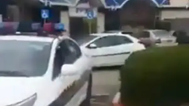 שוטרים החנו ניידת באדום לבן בחיפה וביקשו לרשום דוח לאזרח שתיעד, מרץ 2017 שוטרים החנו ניידת באדום לבן בחיפה וביקשו לרשום דוח לאזרח שתיעד, מרץ 2017