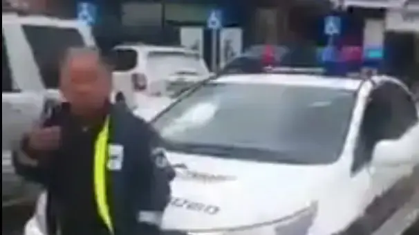 שוטרים החנו ניידת באדום לבן בחיפה וביקשו לרשום דוח לאזרח שתיעד, מרץ 2017 שוטרים החנו ניידת באדום לבן בחיפה וביקשו לרשום דוח לאזרח שתיעד, מרץ 2017