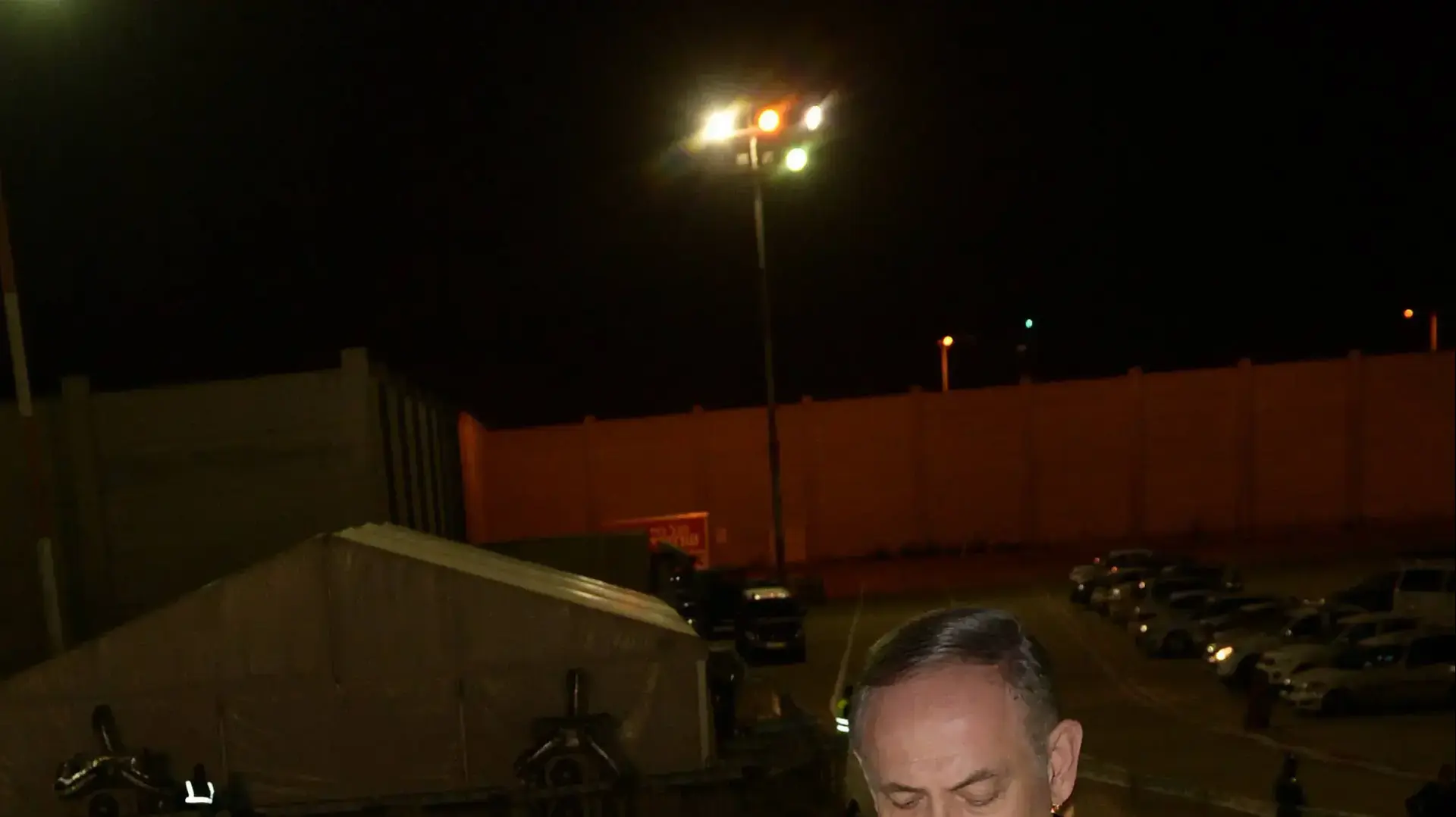 ראש הממשלה בנימין נתניהו ורעייתו שרה לפני המראתם לביקור בסין, 19 במרץ 2017 ראש הממשלה בנימין נתניהו ורעייתו שרה לפני המראתם לביקור בסין, 19 במרץ 2017
