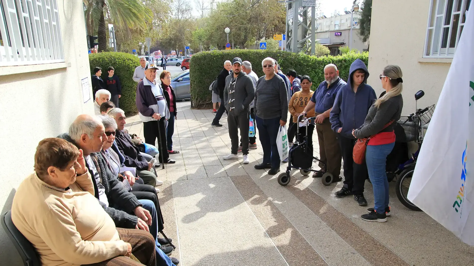 סניף של קופת החולים כללית נפתח מחדש לאחר שמטופל הצית את האחות טובה קררו, 19 במרץ 2017 סניף של קופת החולים כללית נפתח מחדש לאחר שמטופל הצית את האחות טובה קררו, 19 במרץ 2017