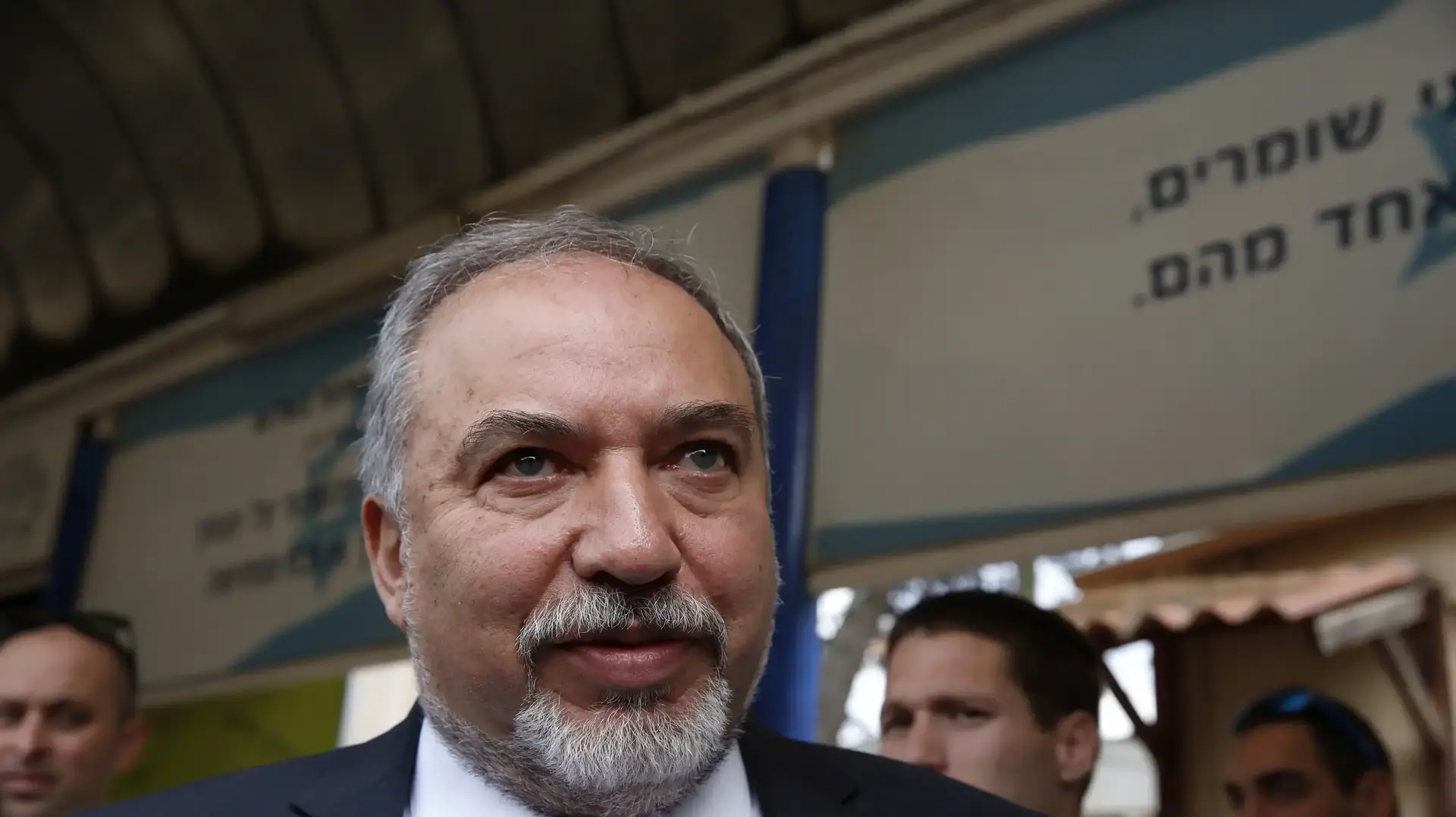 שר הביטחון אביגדור ליברמן נואם בפני נערים העומדים להתגייס לחיל השריון בלשכת הגיוס בתל השומר, 19 במרץ 2017