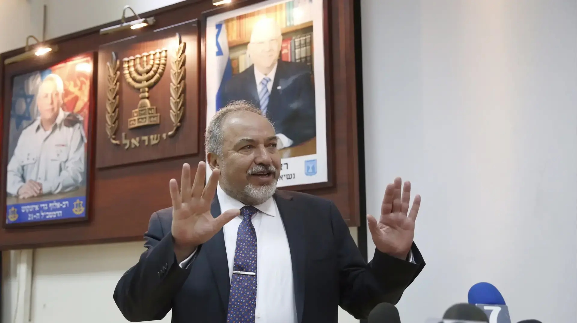שר הביטחון אביגדור ליברמן נואם בפני נערים העומדים להתגייס לחיל השריון בלשכת הגיוס בתל השומר, 19 במרץ 2017 שר הביטחון אביגדור ליברמן נואם בפני נערים העומדים להתגייס לחיל השריון בלשכת הגיוס בתל השומר, 19 במרץ 2017