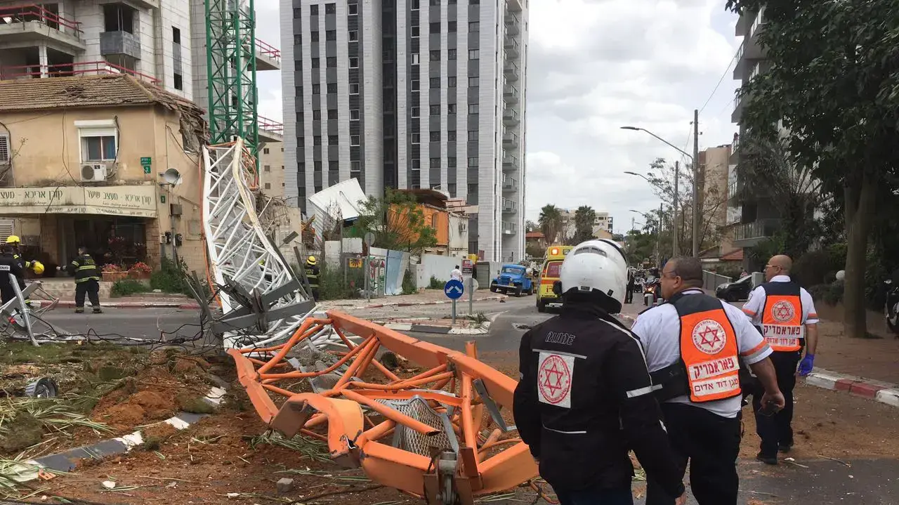 מנוף שקרס על בניין מגורים ברמת גן, 19 במרץ 2017 מנוף שקרס על בניין מגורים ברמת גן, 19 במרץ 2017